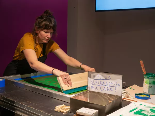 Sophie Lécuyer réalisant une sérigraphie