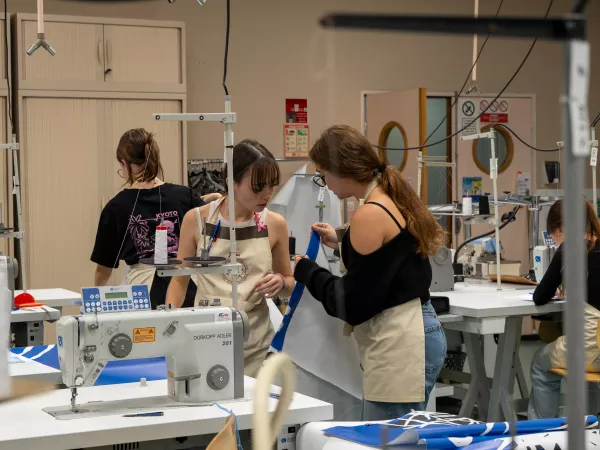 Confection des sacs au Lycée Élisa Lemonnier de Petit-Quevilly